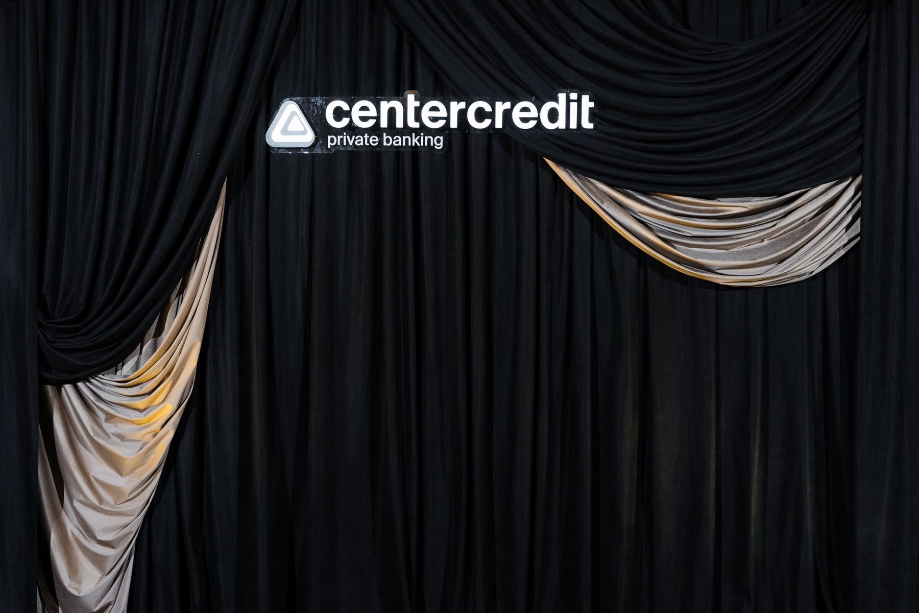 Брендированная драпировка CenterCredit Private Banking