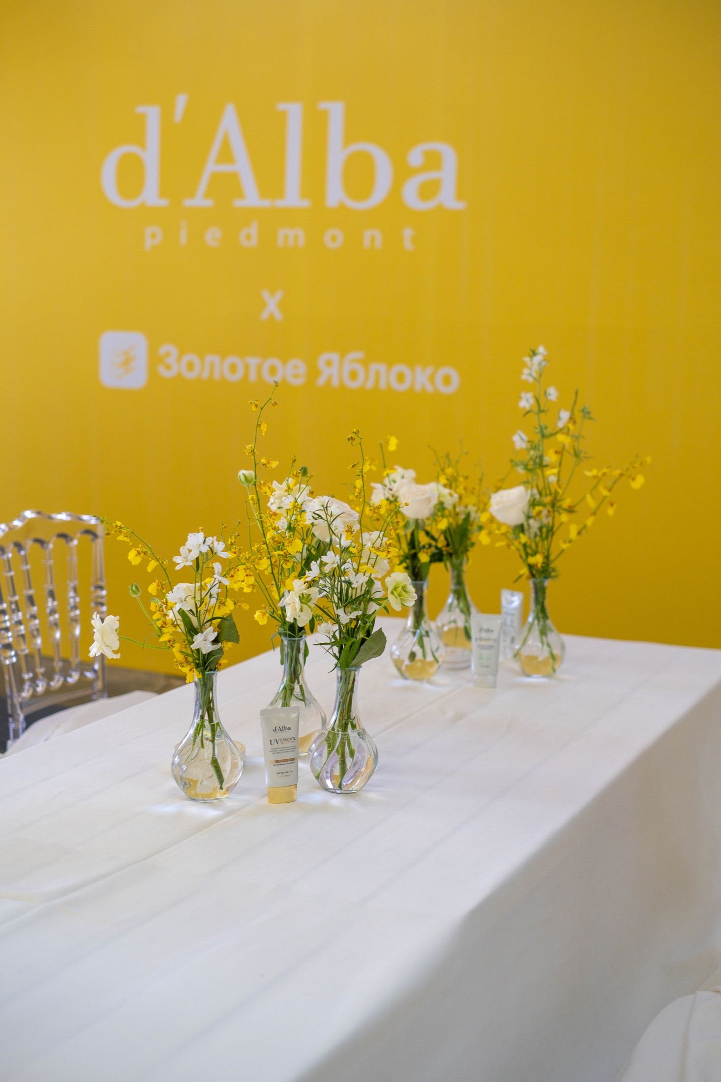 Флористический продуктовый стол d'Alba и Gold Apple с бренд-проекцией